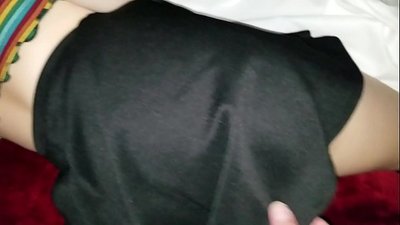 Sleeping dziewica schoolgirl siostra dostaje jej ciasny tyłek z palcami